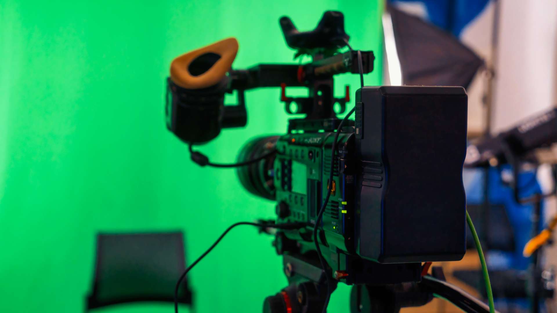 Beleuchteter Green Screen mit Abstand zwischen Person und Hintergrund